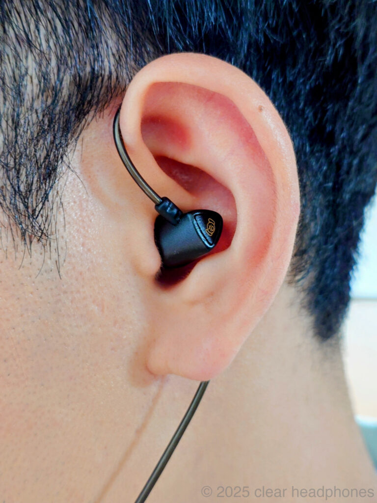 セミワイヤレスピヤホン2 HSE-SW001-pnk 装着時